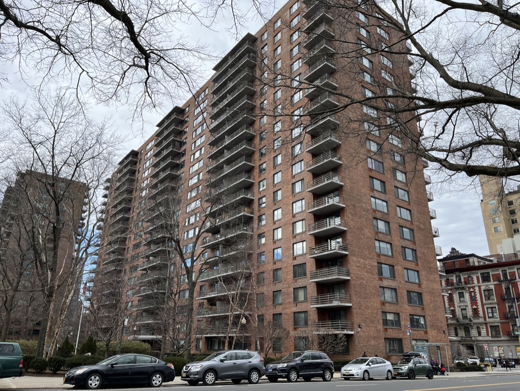 400 Central Park West (Park West Village)