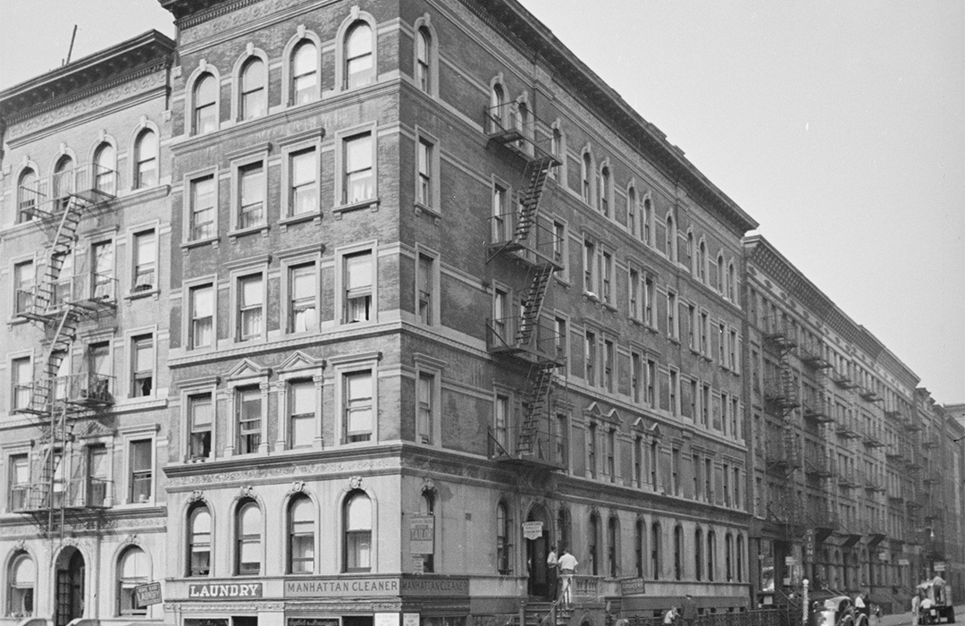 B&W NYC tax photo of 19 Manhattan Avenue